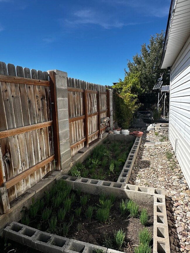 Building Photo - 5906 S Blue Iron Way