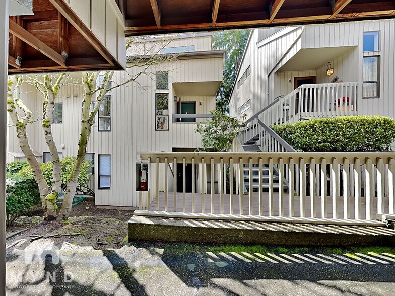 Building Photo - 10905 NE 35th Pl