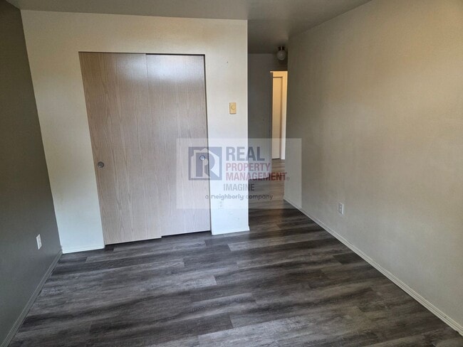Building Photo - Check out this adorable 2.0 bedroom, 2.5 b...