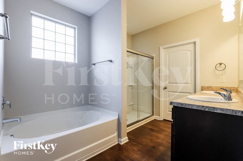 Building Photo - 3280 Heatherwood Dr