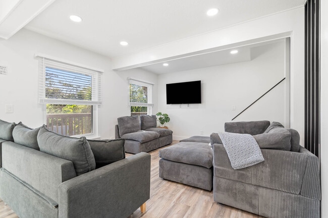 Building Photo - 113 4th Ave