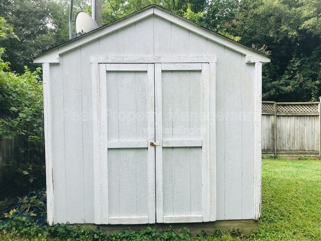 Building Photo - 1903 Elmsmere Ave