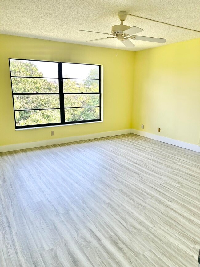 Building Photo - 300 N Hwy A1A