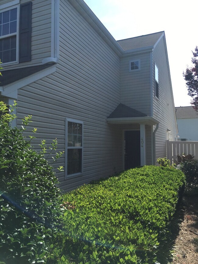 Building Photo - 404 Commons Dr