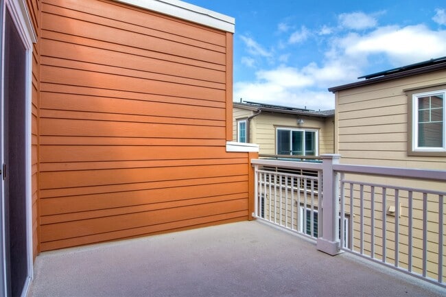 Building Photo - 3 Bedroom Townhome at Bayside Cove!