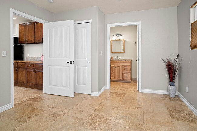 Building Photo - 2629 N Twin Oaks Valley Rd