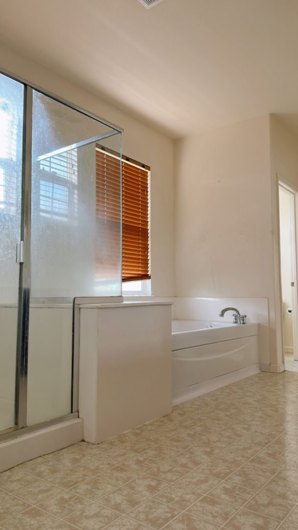 Building Photo - Full Bedroom and Bathroom Downstairs