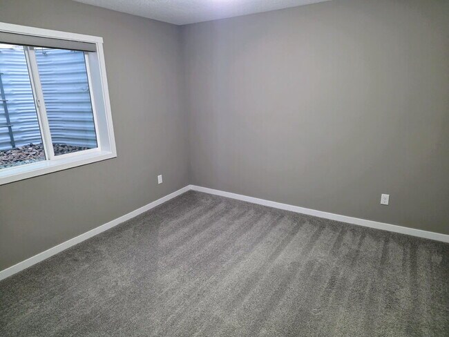 Building Photo - 482 NE Westgate Dr