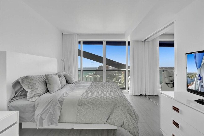 Building Photo - 3101 Bayshore Dr