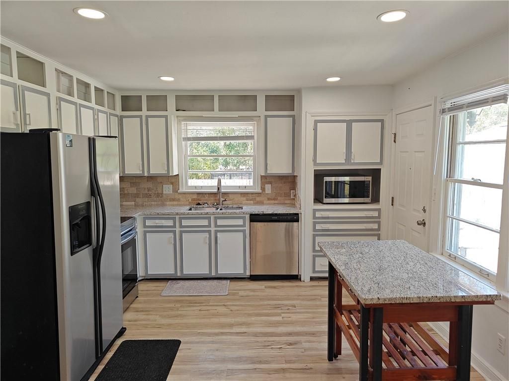 Building Photo - 810 Wesleyan Dr