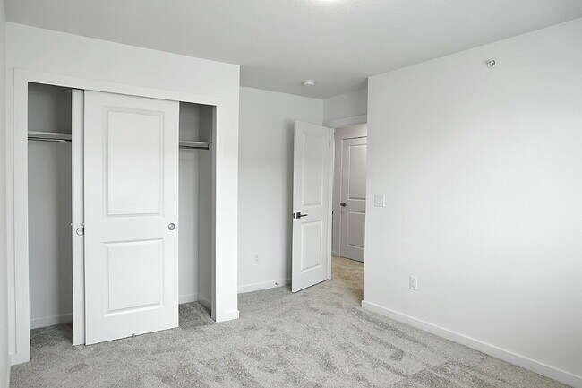 Building Photo - $2,350- 3 Bed 2.5 Bath Townhome in CO Springs with Central AC, and In Unit Laundry!