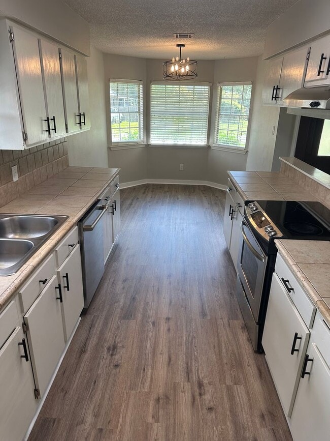 Building Photo - All New Flooring Throughout!