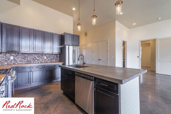 Building Photo - 4 Bedroom Luxury Home Near Sand Hollow