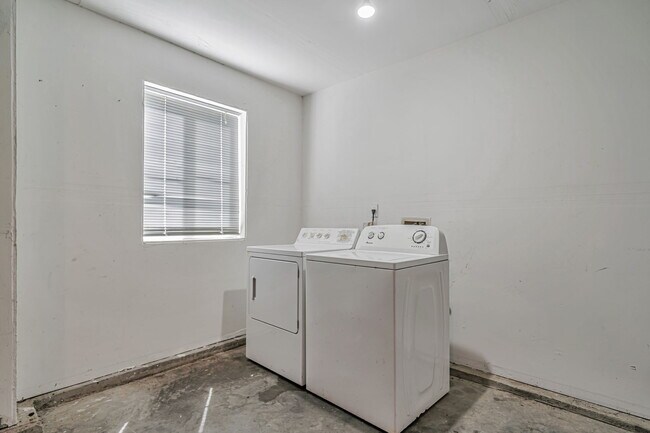 Building Photo - 4902 Hibernia Dr