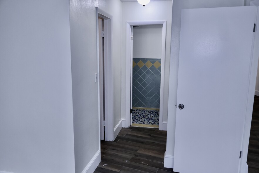 Building Photo - 1351 NE 191st St