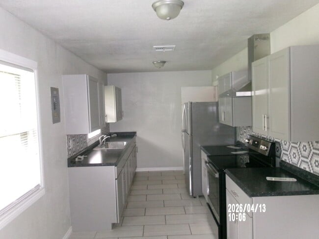 Building Photo - Modern 4-Bedroom Home
