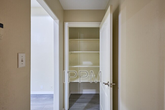 Building Photo - 2609 Thomas Ln