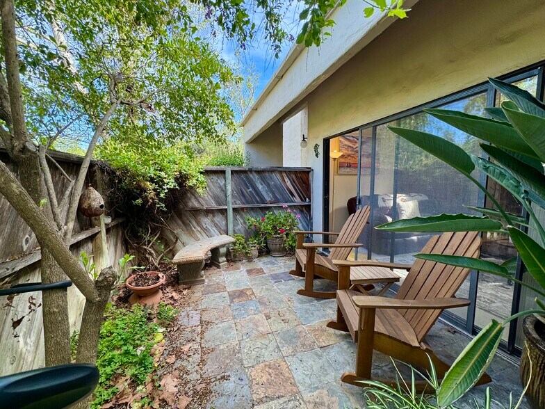 Building Photo - 212 N Carrillo Rd