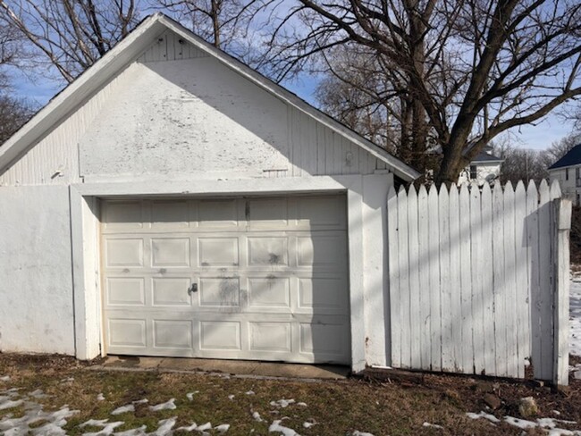 Building Photo - Charming 3 Bedroom 1 Bath Brick Ranch Home.