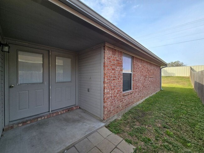 Building Photo - RENT REDUCTION - AVAILABLE NOW!