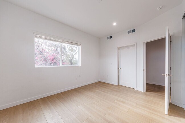 Building Photo - 11841 Runnymede St