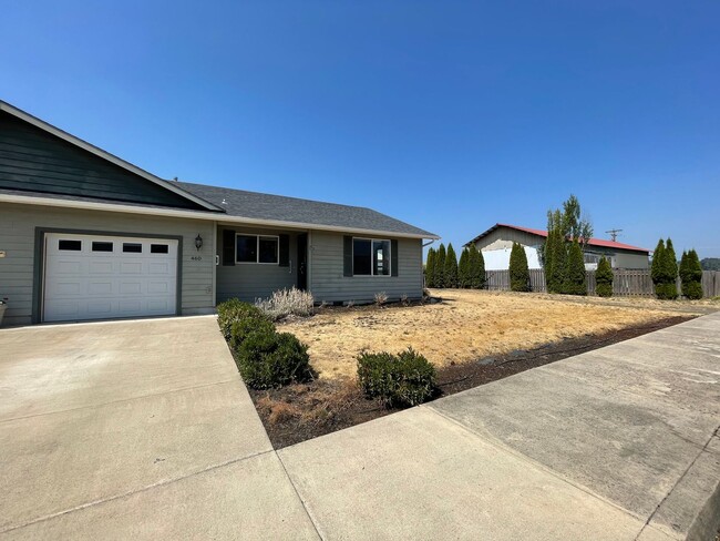 Building Photo - 2 Bed 1 Bath Duplex with garage in Sutherlin