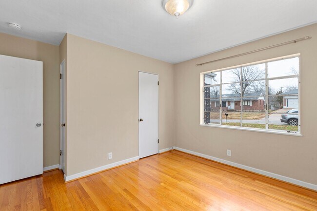 Building Photo - COMING SOON - Cozy & Charming Crestwood Single Family Home!