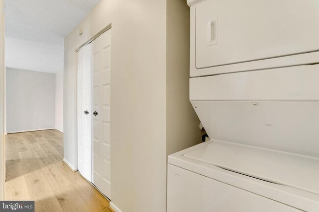 Building Photo - 2300 Pimmit Dr