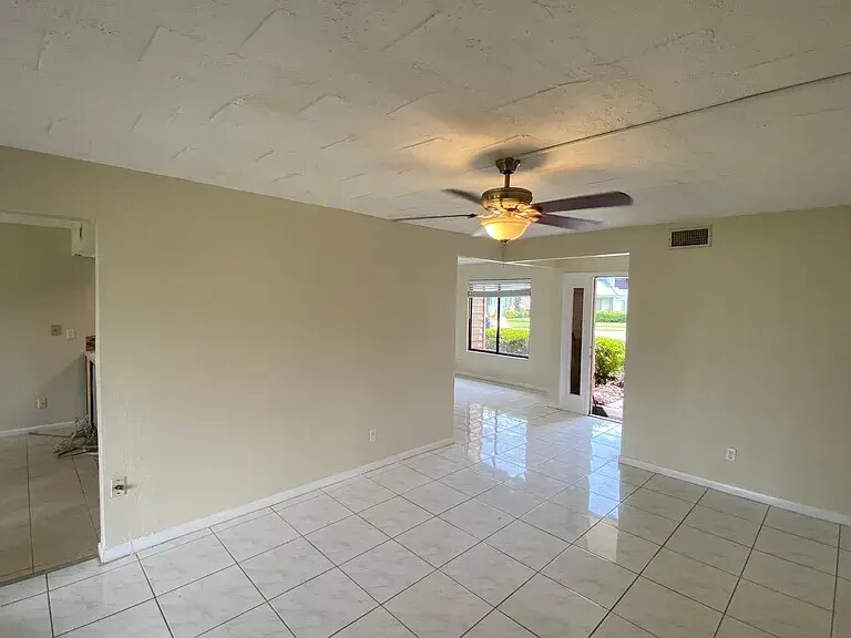 Building Photo - 130 Blue Heron Dr