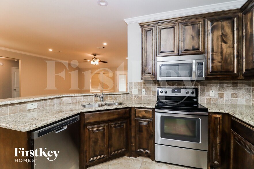 Building Photo - 2010 Lindentree Dr