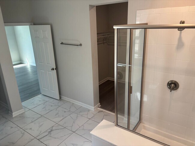 Building Photo - 4 Bedroom 3 Full Bath House in Convenient Location