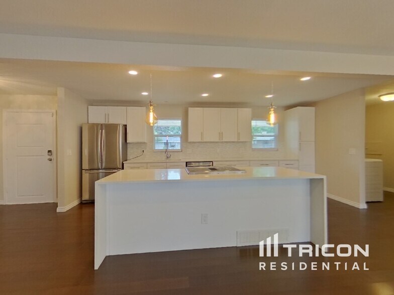 Building Photo - 2337 S Elm Dr