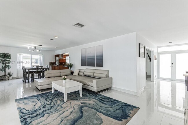 Building Photo - 633 N Crescent Dr