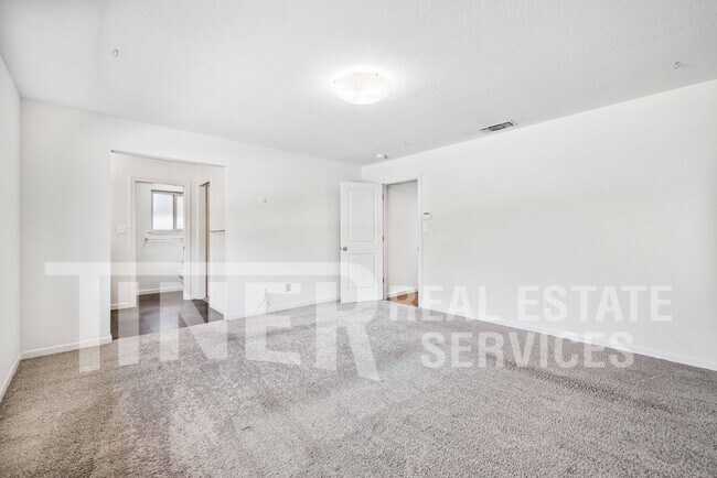 Building Photo - 5541 Ivanhoe Way