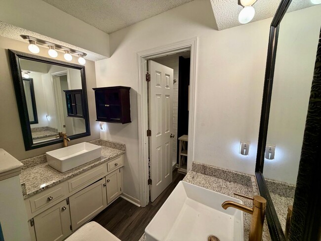 Building Photo - 8238 Parkhill Cir