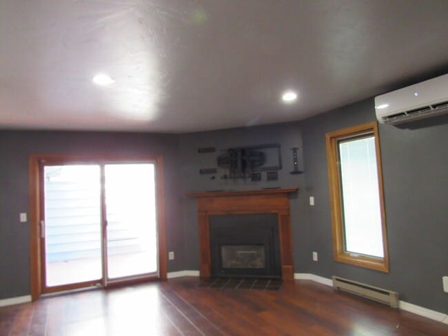 Building Photo - Secluded Eastside Townhome W/Double Garage