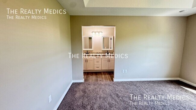 Building Photo - 8833 Hampshire Dr