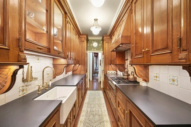 Building Photo - 381 Beacon St