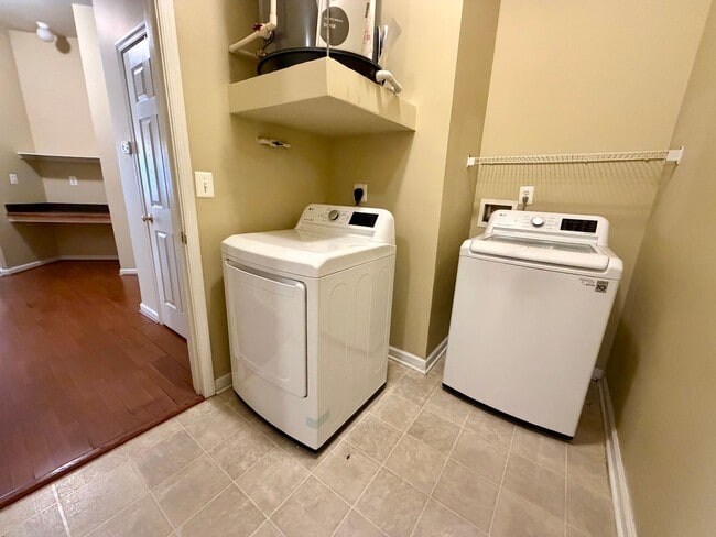 Building Photo - 810 Beverley Dr