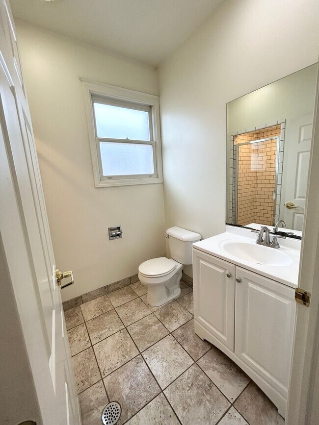 Building Photo - 1348 Wilmot Ct
