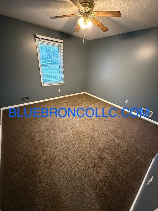 Building Photo - 1507 NE White Dr