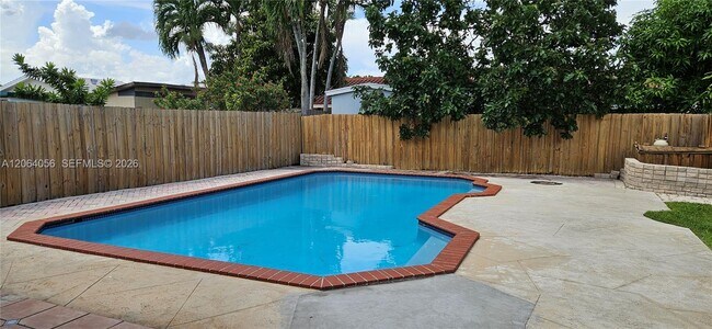 Building Photo - 14765 Kendale Lakes Blvd