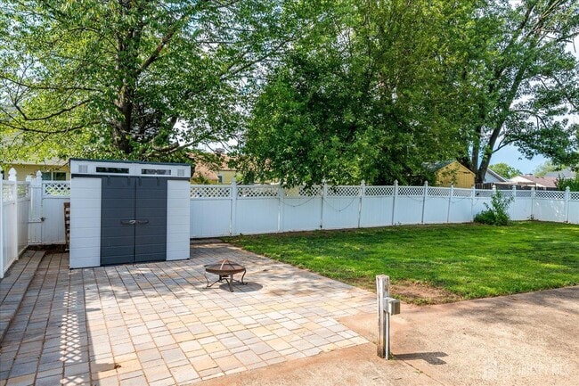 Building Photo - 9 Regent Ct