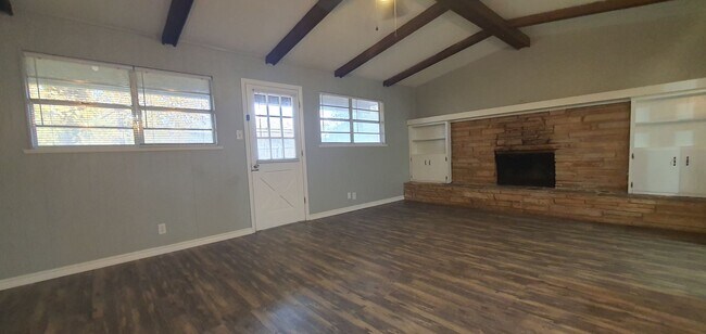 Building Photo - LOVELY 3 bedroom 2 bath home COMING SOON!