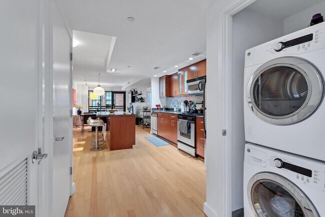 Building Photo - 912 F St NW