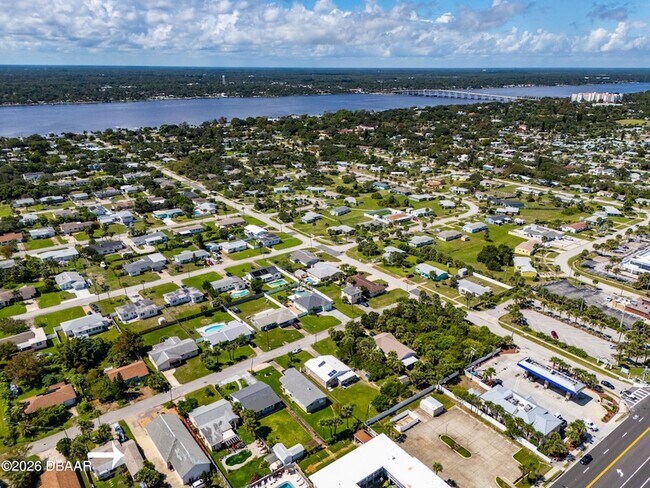 Building Photo - 497 Grandview Ave