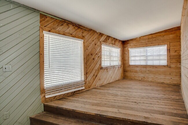 Building Photo - MOVE IN SPECIAL! 3/2 Close to Tech