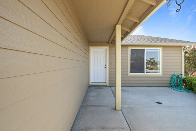 Building Photo - Charming 3-Bed, 2-Bath Single-Family Residence Near Rd 68!