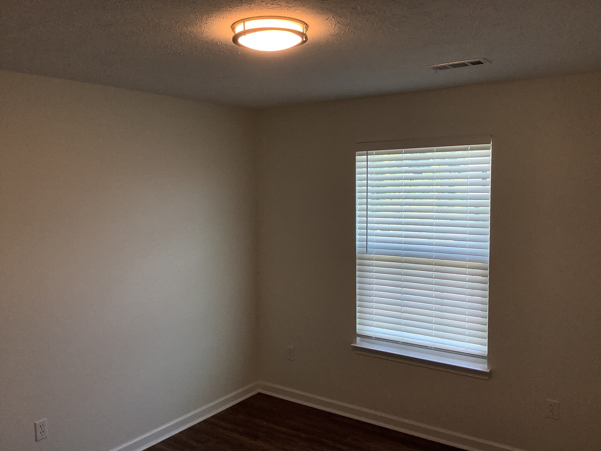 Building Photo - 5283 River Ridge Dr