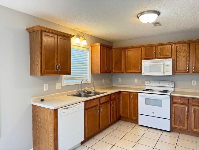 Building Photo - Almost 2000 sq.ft! Super Nice & Clean! 3 B...